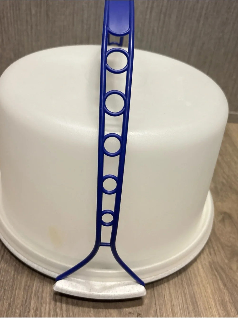 Tupperware cake carrier